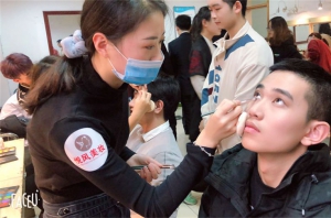 性价比高的化妆培训学校如何选择？