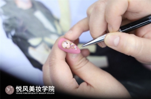 毕业即失业？避开这些坑，学化妆才能真正高薪入行