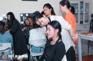 学化妆哪里好？这些口碑炸裂的化妆学校值得推荐！