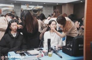 悦风美妆学院：在妆容里，遇见另一个自己