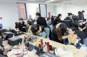 学化妆别跟风！悦风美妆学院个性化教学，打造专属技能